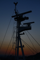 沈む夕日とマスト