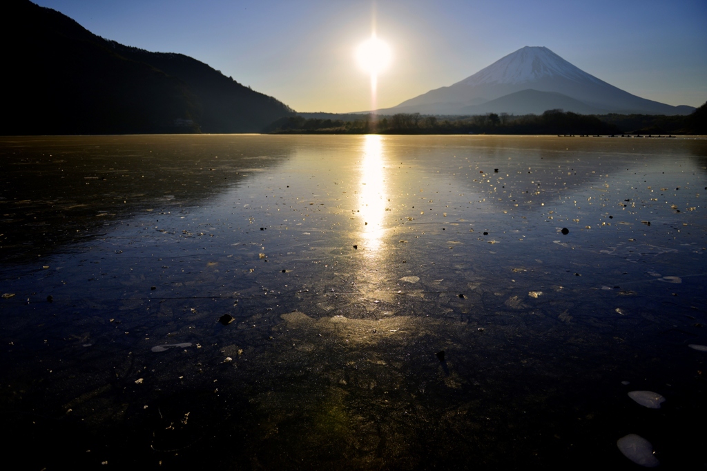 凍る精進湖