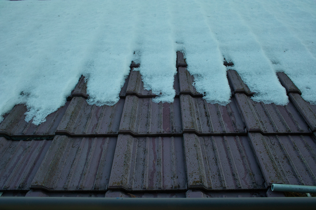 屋根に積もった雪