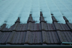 屋根に積もった雪