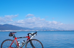 琵琶湖と自転車