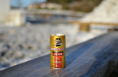 夕日に照らされた缶コーヒー