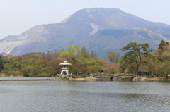 三島池から伊吹山を望む