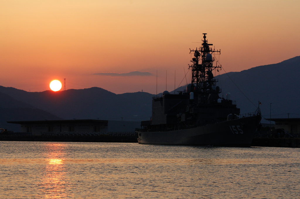 夕陽と護衛艦