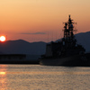 夕陽と護衛艦