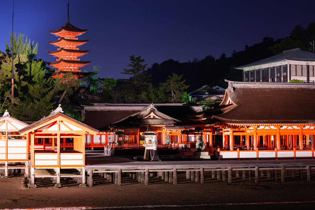 夜の厳島神社