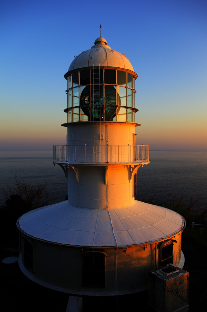 夕焼け色の灯台