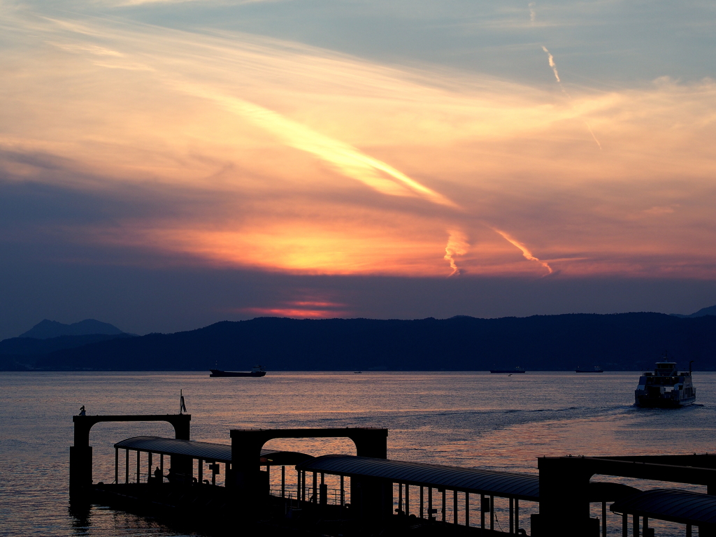 夕暮れの呉港