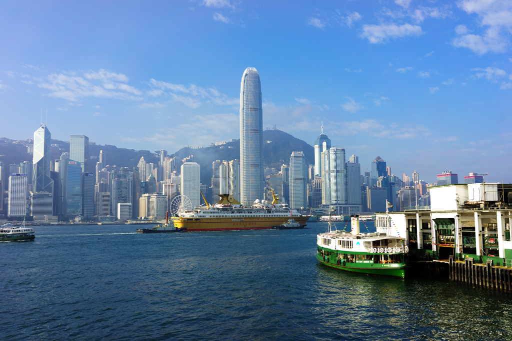 香港の空と海