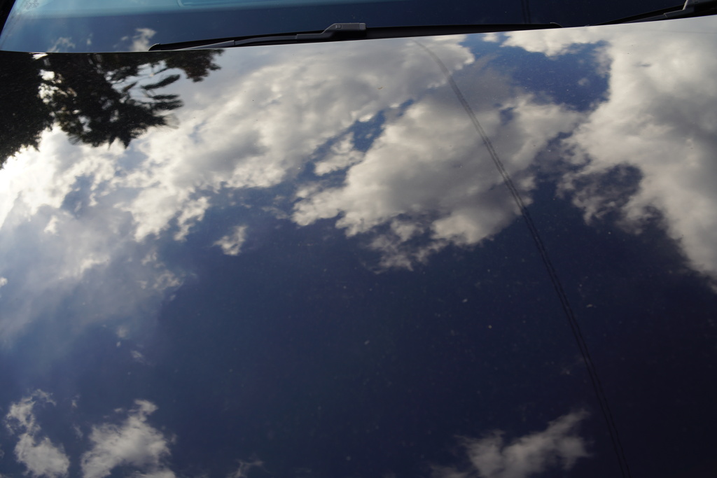 ボンネットの空