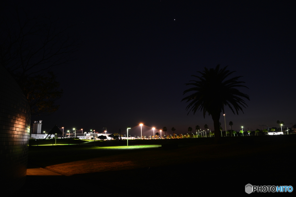 夜の宇部空港横の公園