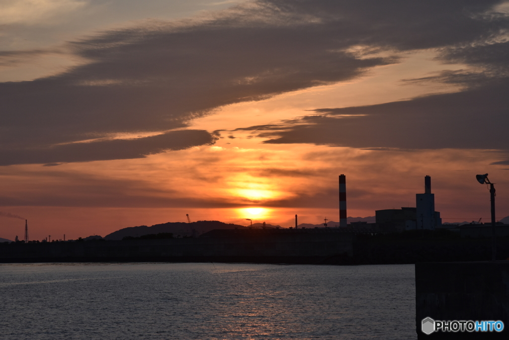 空港横の漁港からの夕陽