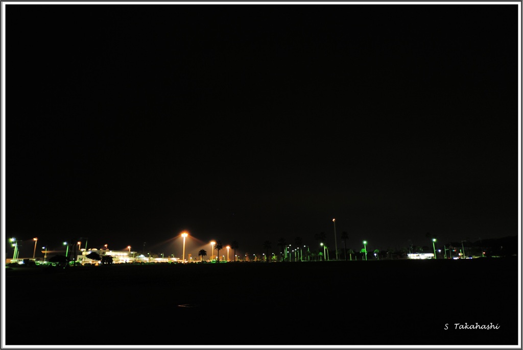 夜の空港駐車場