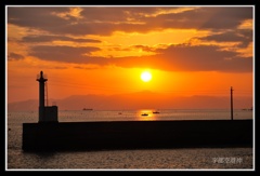 空港近くの海からの夕日