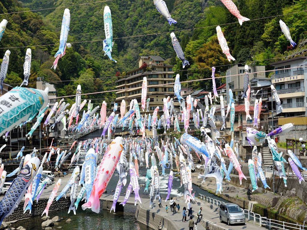 熊本県杖立温泉に泳ぐ鯉のぼり