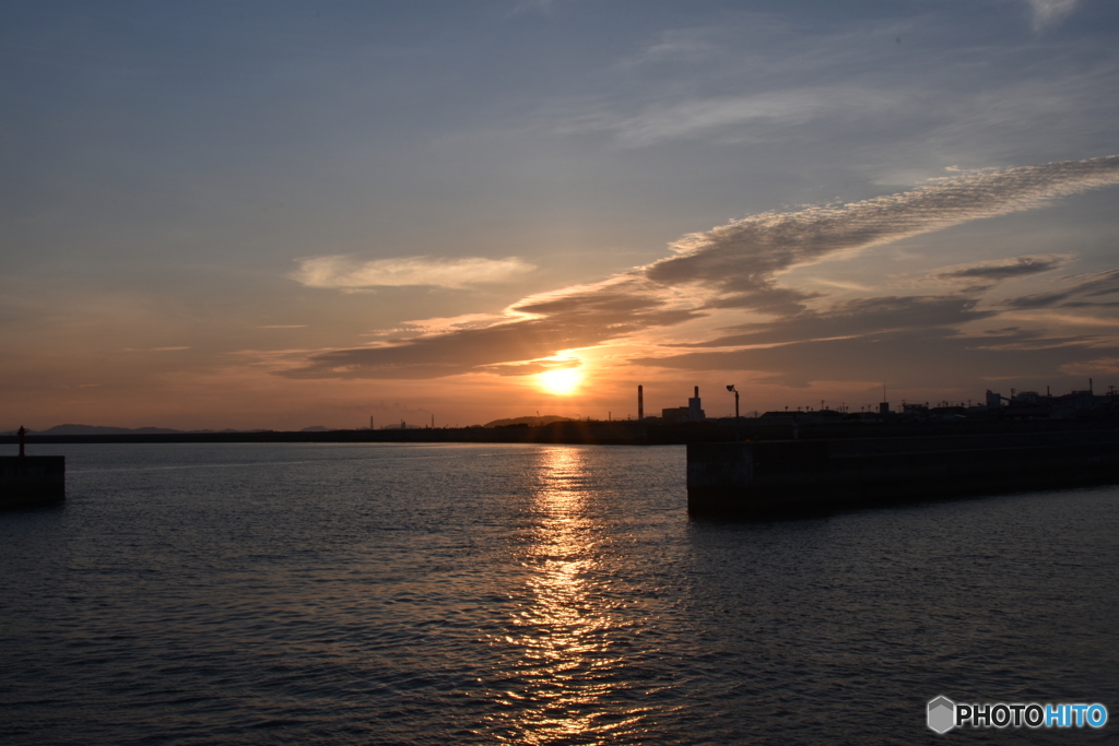 空港横の漁港からの夕陽