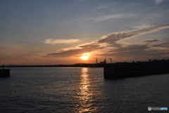 空港横の漁港からの夕陽