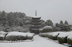 雪の瑠璃光寺五重塔を
