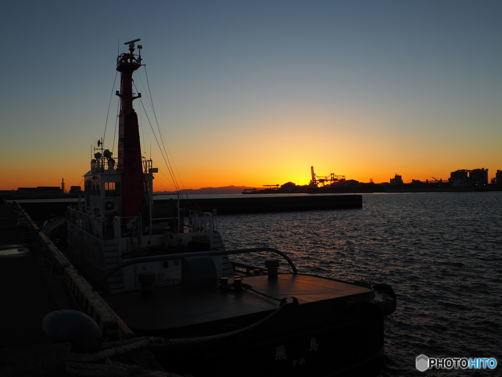 タグボートと夕陽