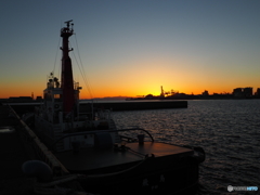 タグボートと夕陽