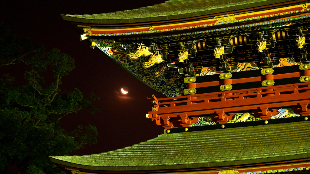 三重塔に三日月