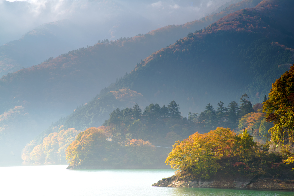 湖水秋景