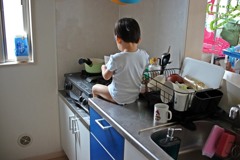 そこでくつろぐな