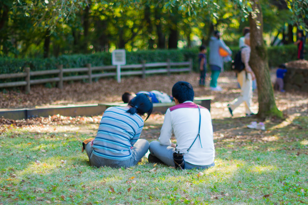 (ジーパンの)しわとしわを合わせて……。