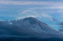 雲の切れ目に富士