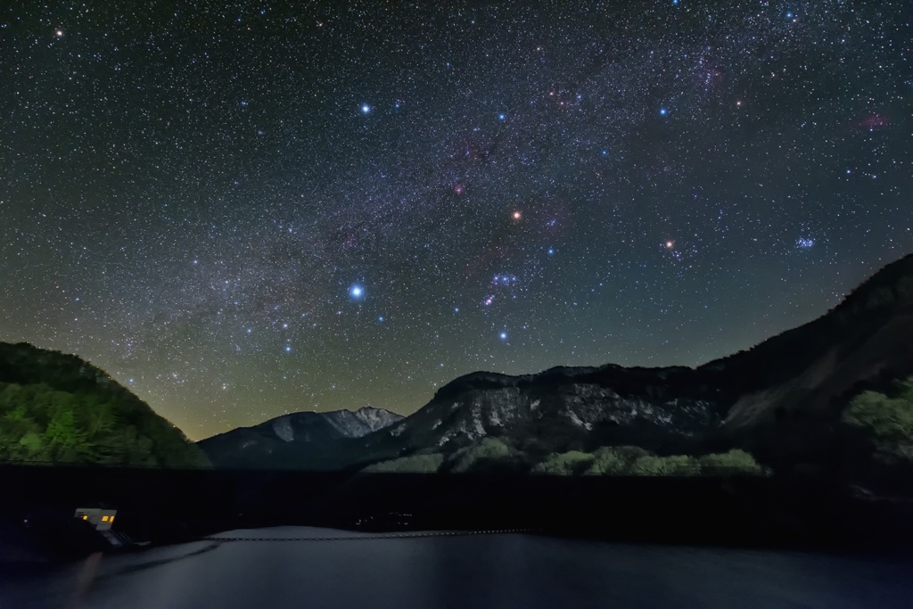 ダム湖の星空