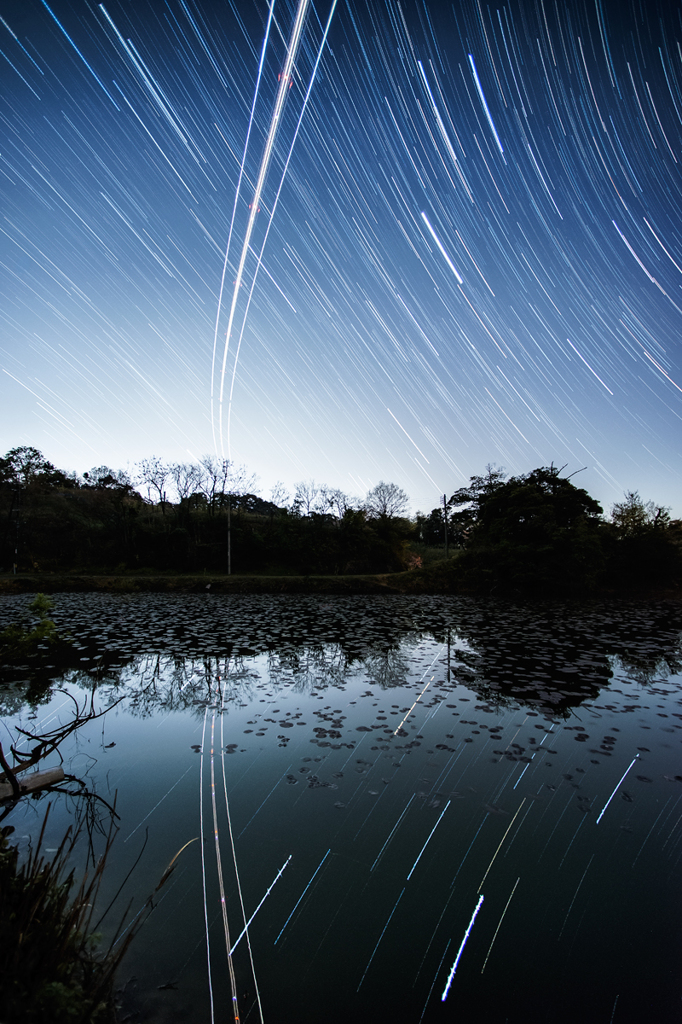 星と飛行機の軌跡