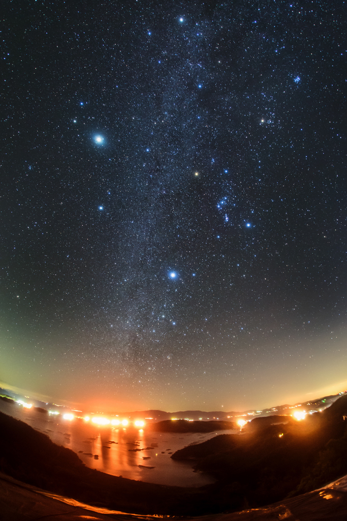 虫明湾の夜空に輝く