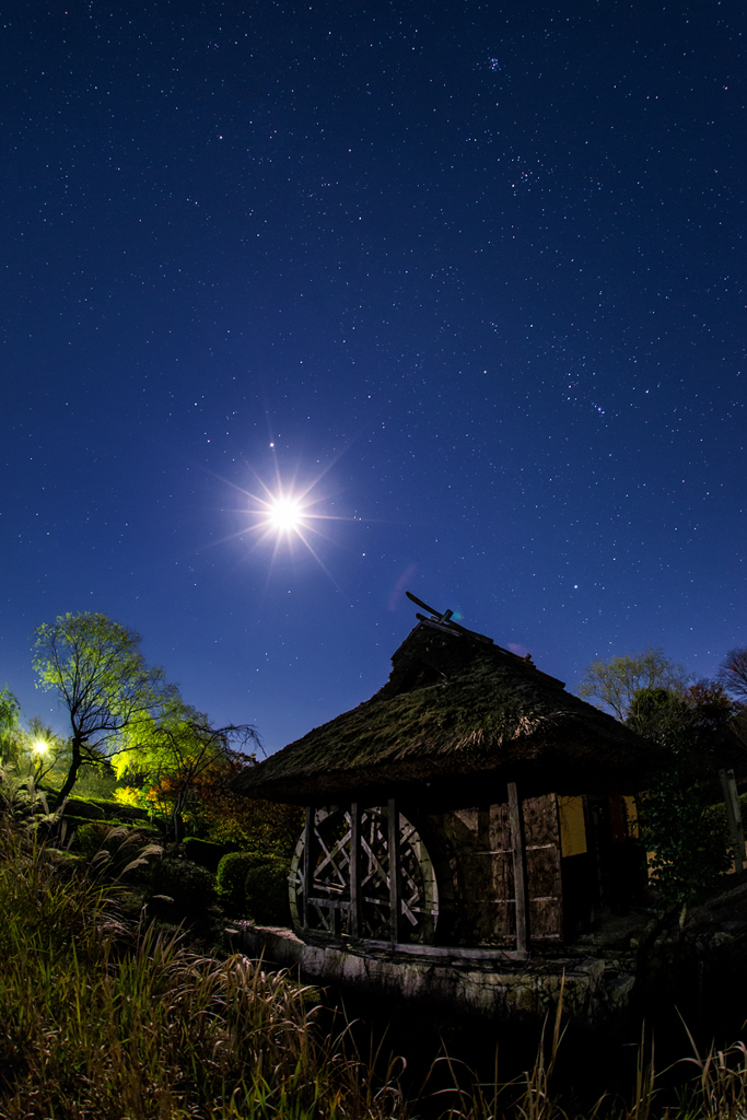 月夜の水車小屋