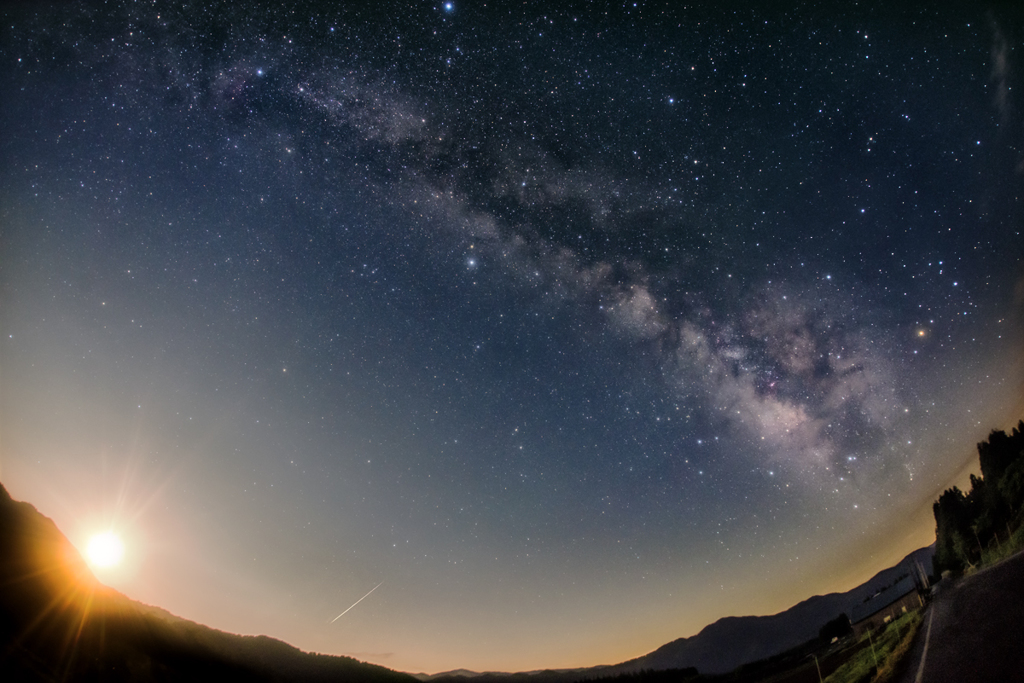 月・星・流星　光放つ