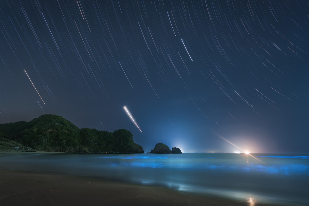 波が青く光っていた夜光景