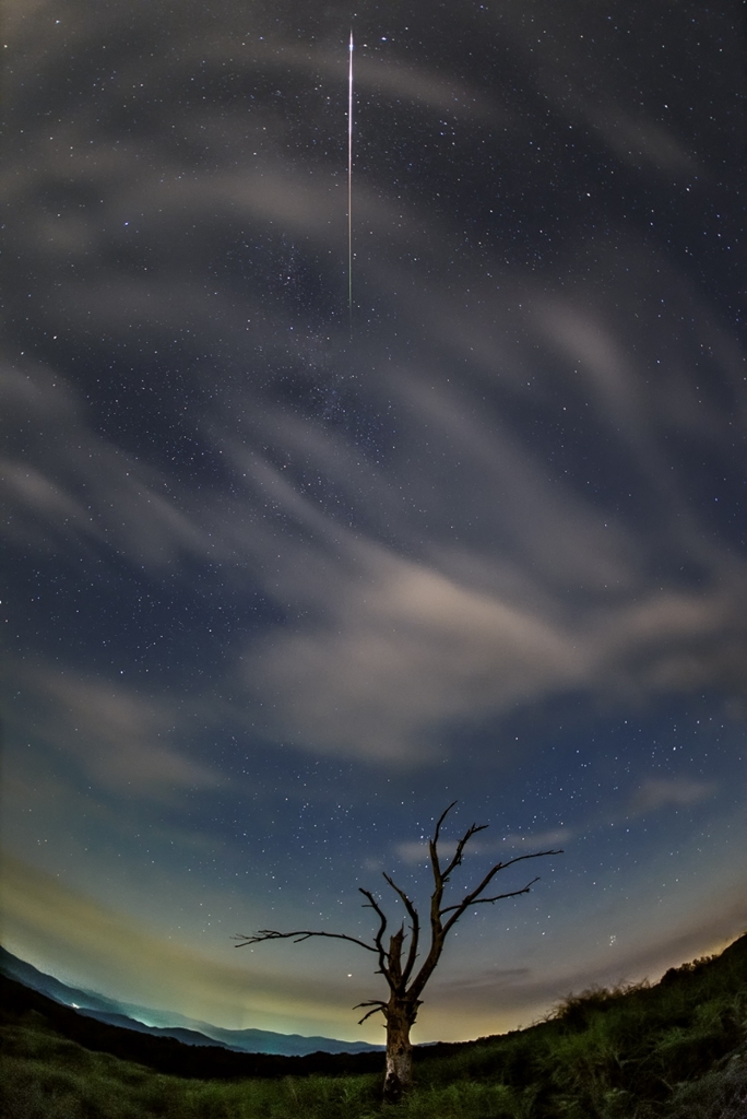 夜空をかける一筋の流れ星 By One 23 Id 写真共有サイト Photohito