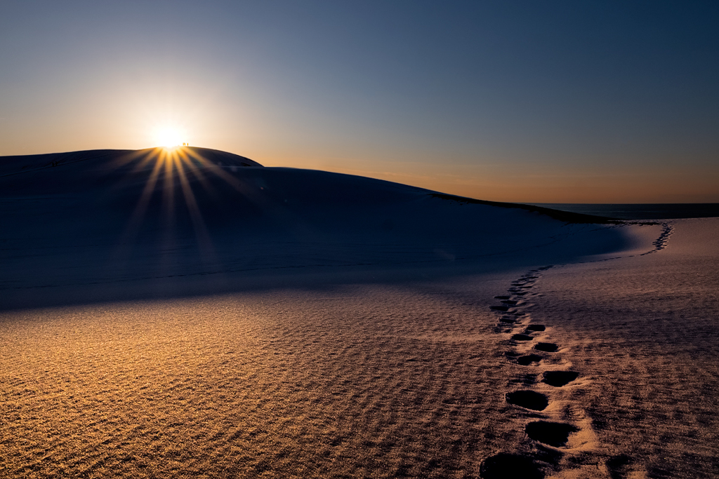 夕色に染まる雪の鳥取砂丘*1