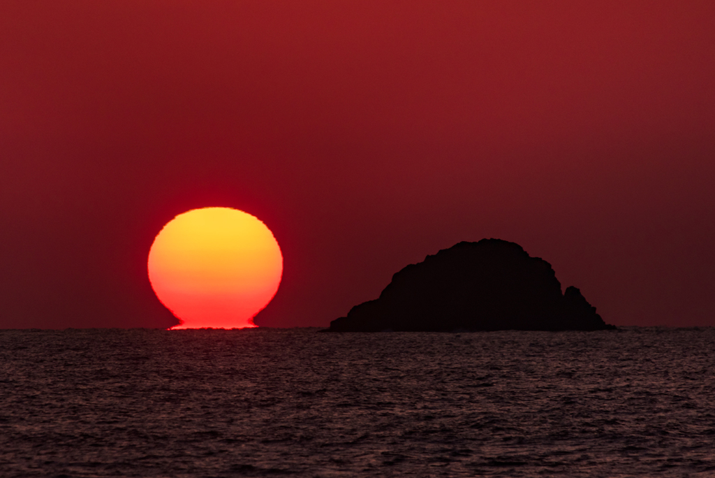  海士島の隣に沈む夕日