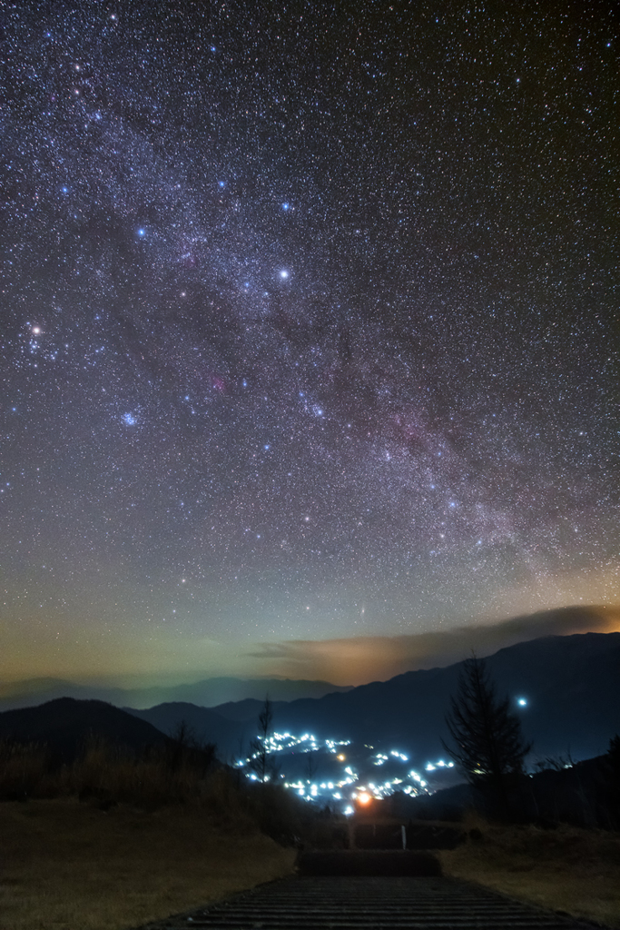 村の光と星空