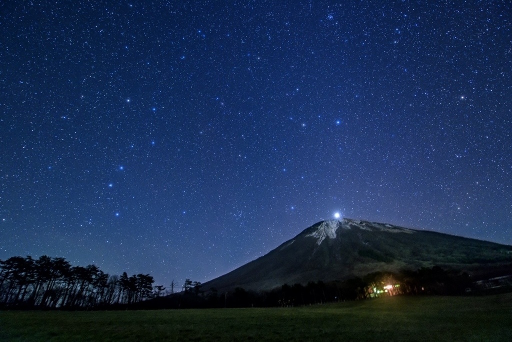 大山に昇る木星