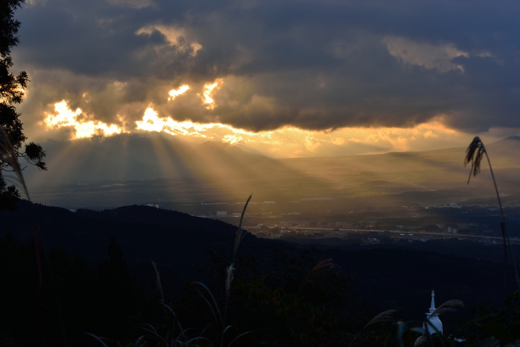 ”富士裾野の光芒”