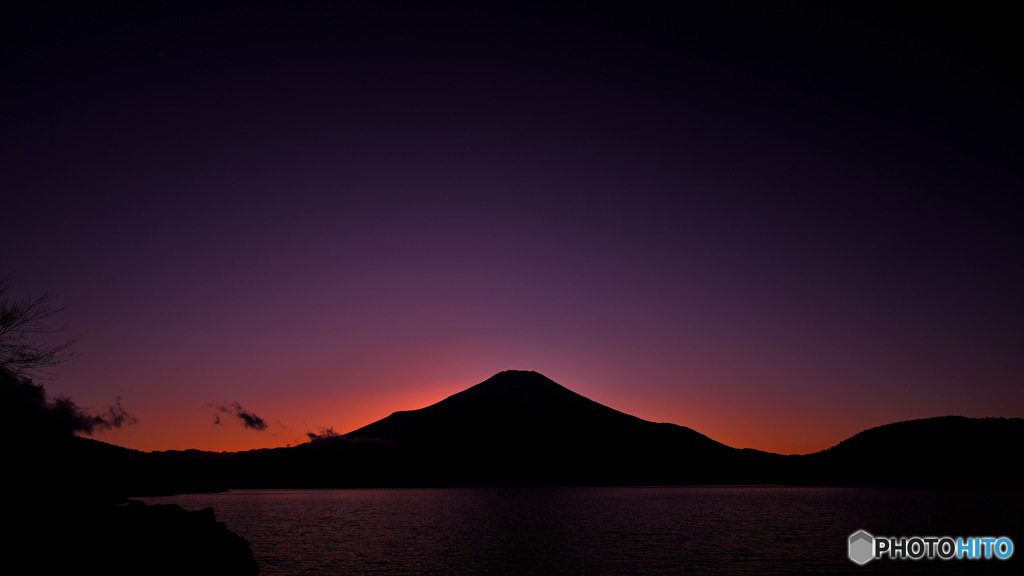 残照に浮かぶ富士