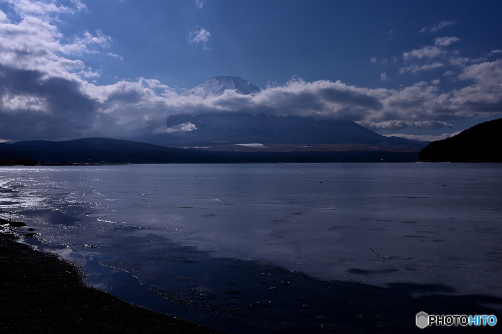 凍結し青い魅惑の山中湖