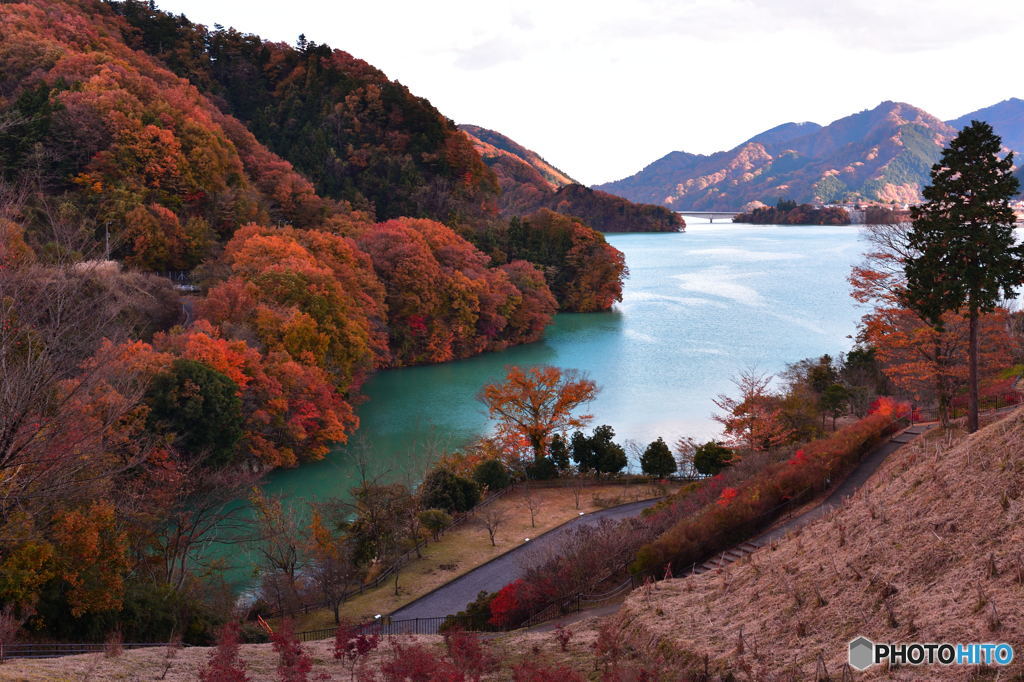 アクアブルーに映える紅葉