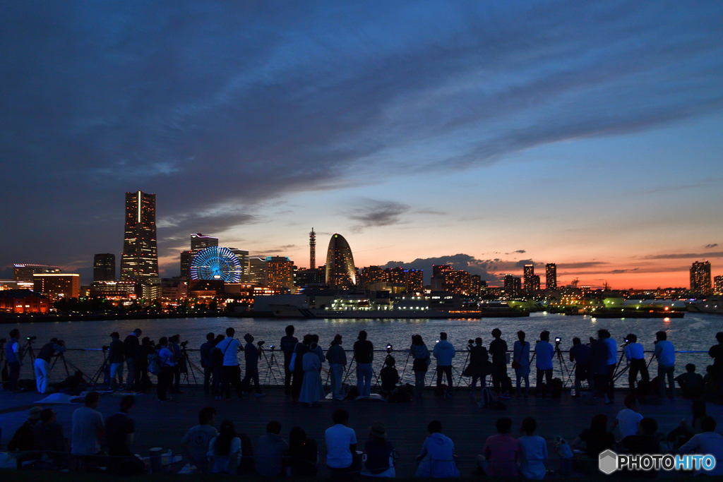 花火前の夕景と賑わい