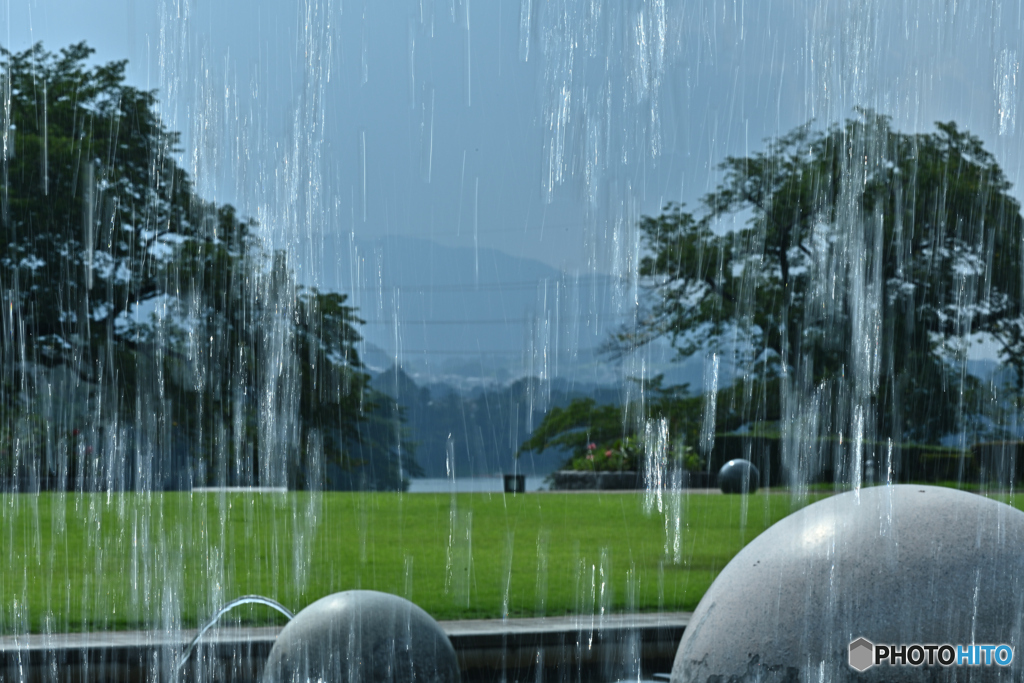 水簾に涼を求め