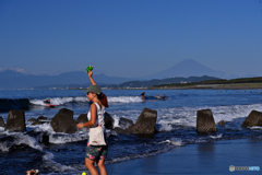 楽し気な日曜の海岸