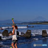 楽し気な日曜の海岸