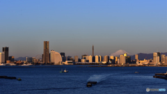 朝日に目覚める横浜港