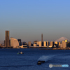 朝日に目覚める横浜港